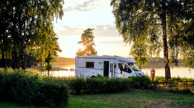 Eigenaar naast camper